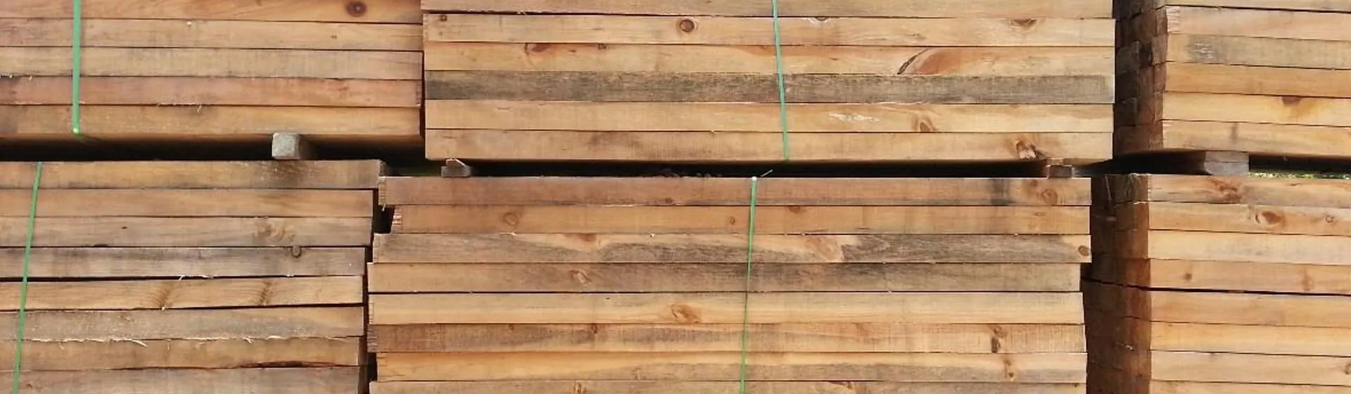 Madera de pino para construcción estibada en bodega