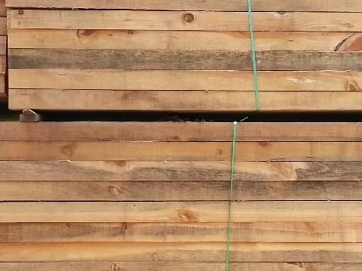 Madera de pino para construcción estibada