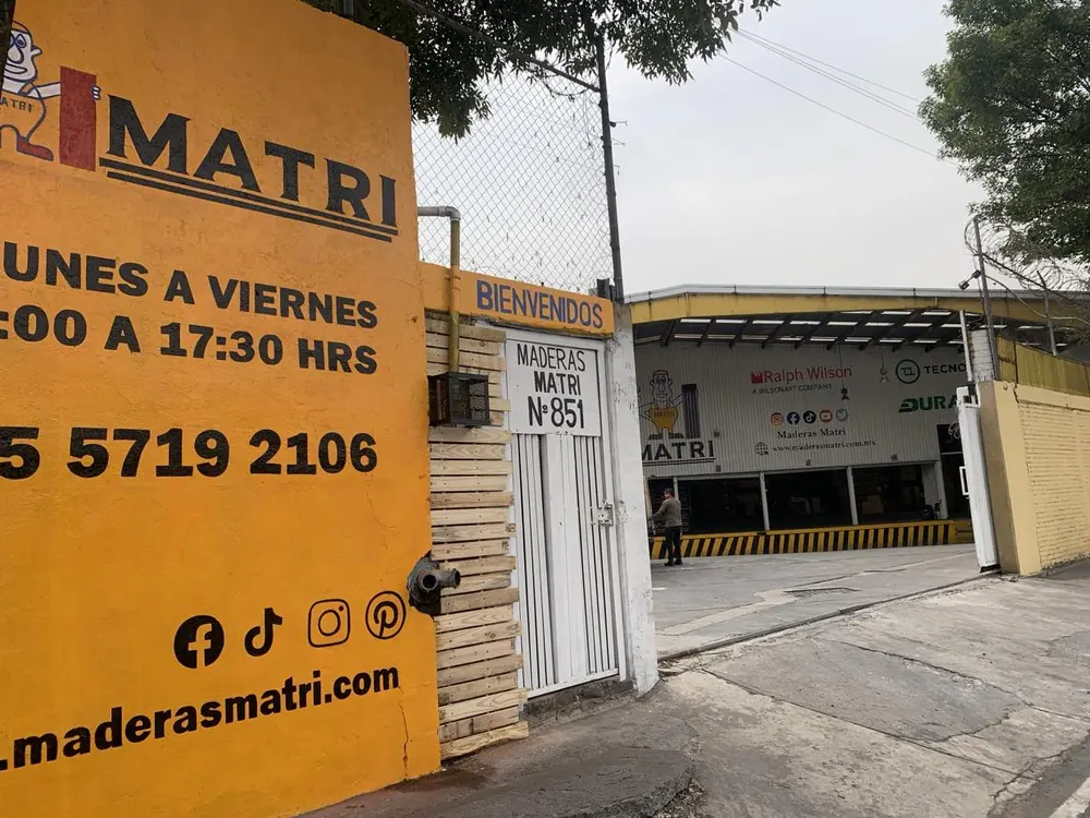 Fachada amarilla de la sucursal MATRI Norte