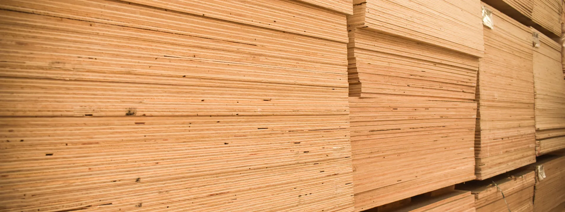 Cantos de hojas de triplay apiladas en bodega